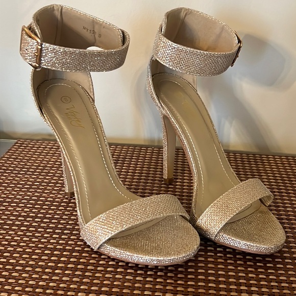 Vostey Milan size 8 gold glitter heels - Picture 1 of 3